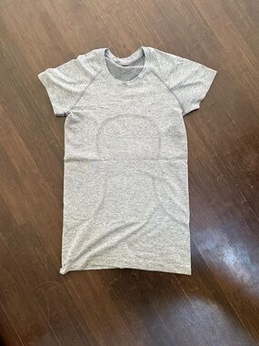 lululemon athletica Men's Light Heather Gray Short Sleeve Crew